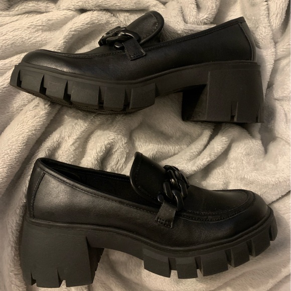 NEW, NEVER WORN Steve Madden platform loafer with black buckle embellishment - Picture 7 of 8